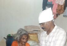 मानवता का जीवंत स्रोत: उम्र के सौ साल पार कर चुकी वृद्धा को बैंक प्रबंधक ने गाँव जाकर दिए पैसे